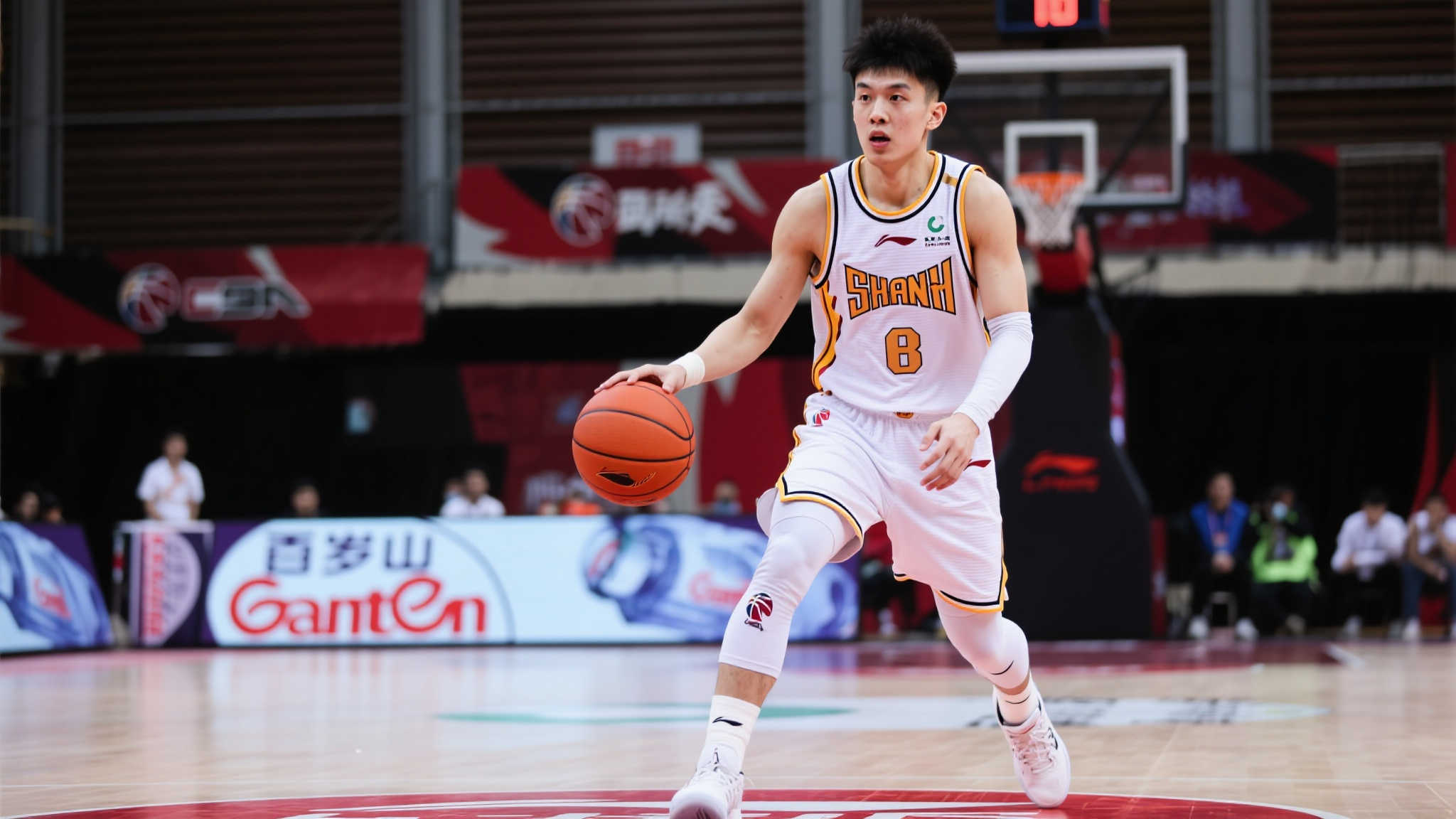 徐杰陈国豪互换内幕披露!北控追加支付800万给广东宏远,但朱总仍不满意 近年来,不管是国家队还是俱乐部层面,徐杰作为后卫线